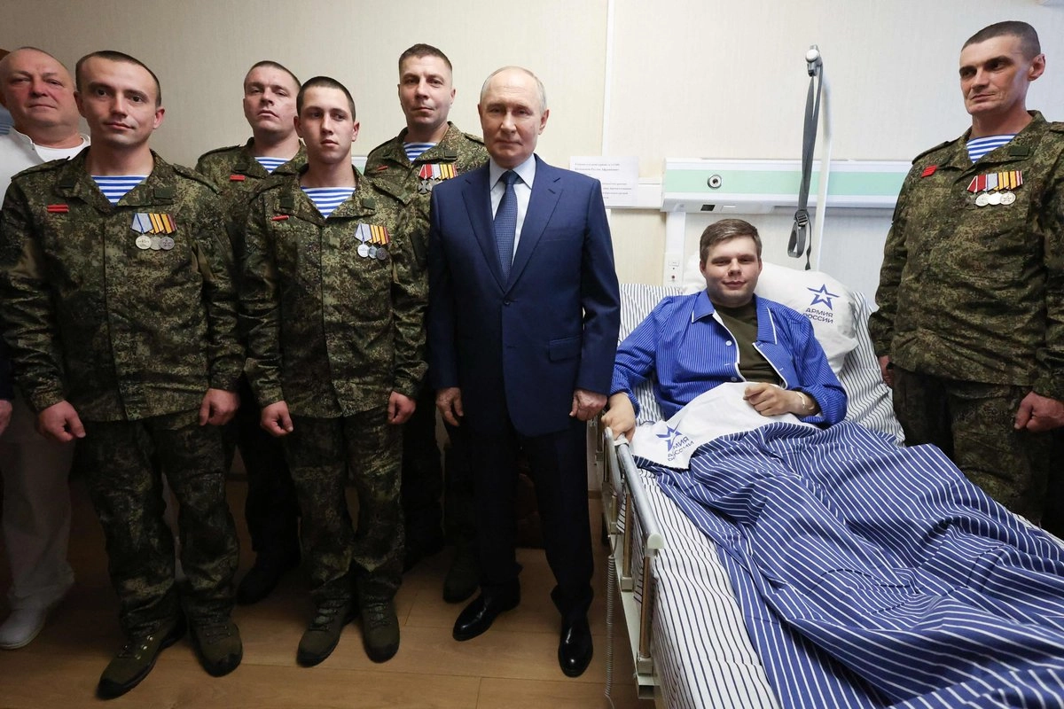 El presidente de Rusia, Vladimir Putin, realizó una visita a soldados heridos en batalla internados en el Hospital Militar Central de Moscú. Foto 