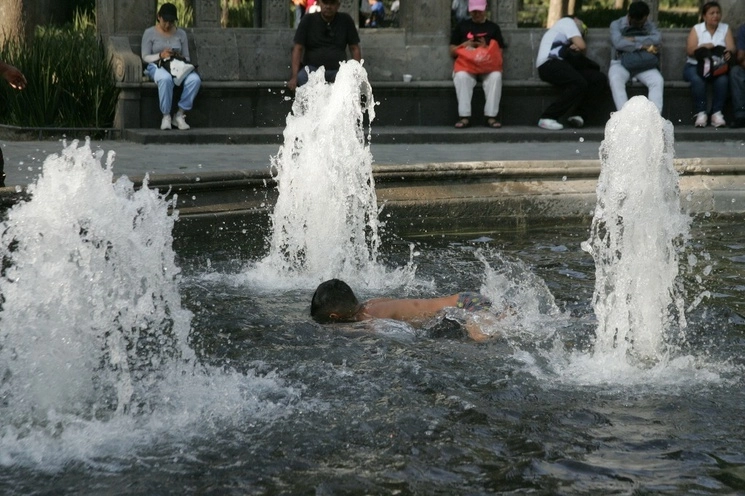 En imagen de archivo, un niño se refresca en una fuente de la CDMX. Foto Roberto García Rivas