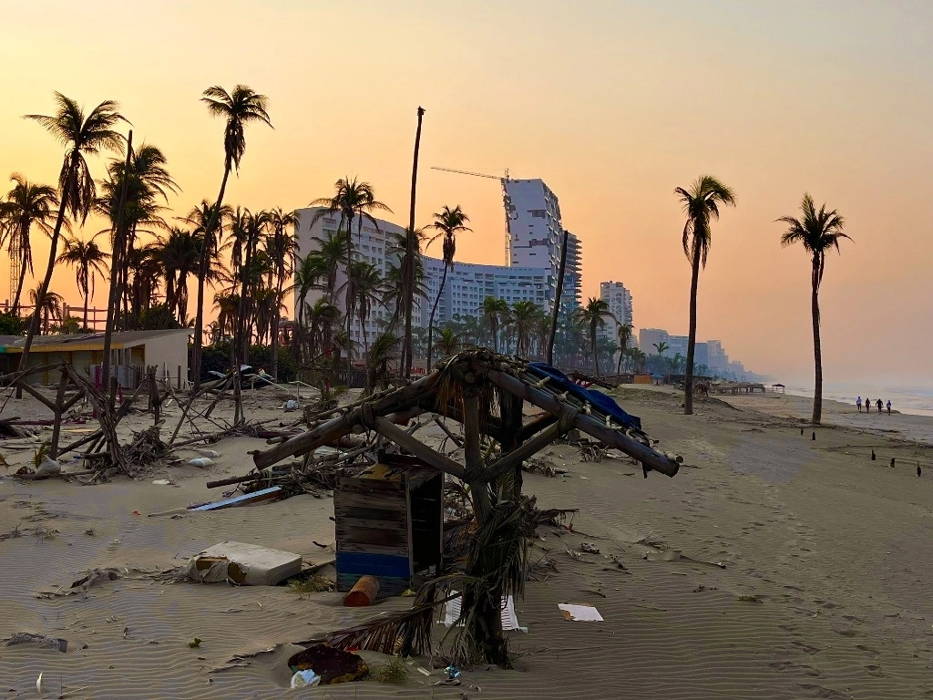 A ocho meses de paso de huracán Otis por el puerto de Acapulco, hay muchas zonas que todavía no ha sido rehabilitadas. Foto Luis Castillo 