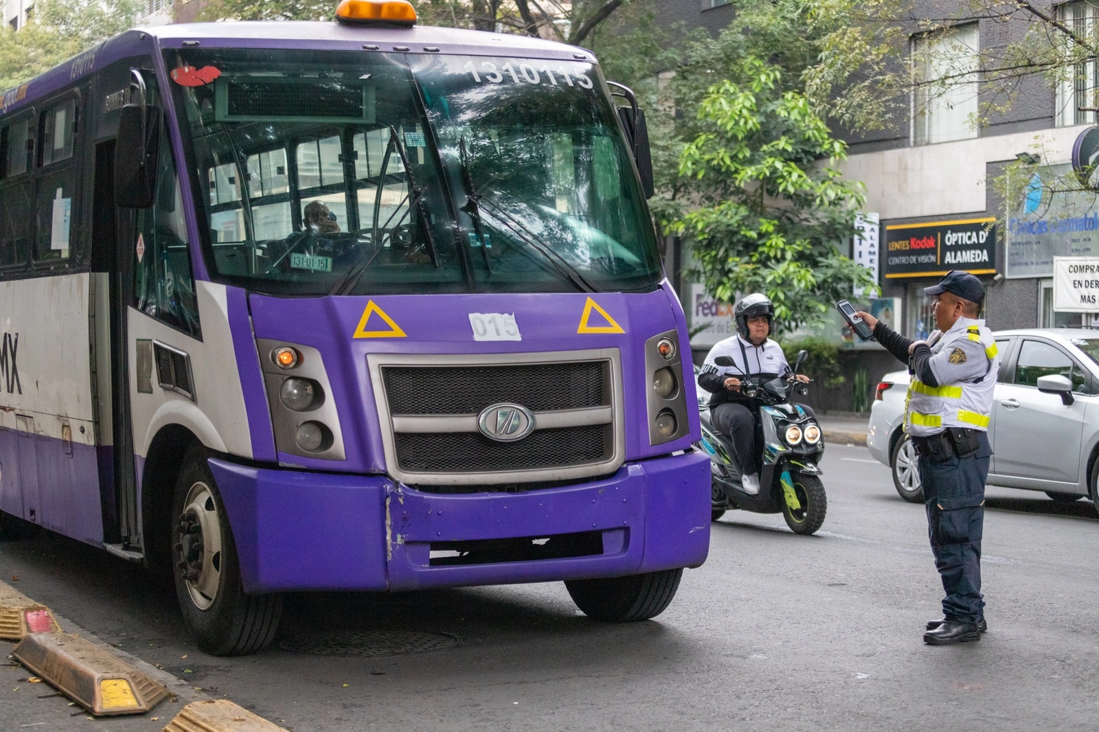 El funcionario estatal recordó que se van a generar incentivos para que los transportistas se regularicen pues hay un estimado de 500 mil que son piratas. Foto Pablo Ramos / Archivo
