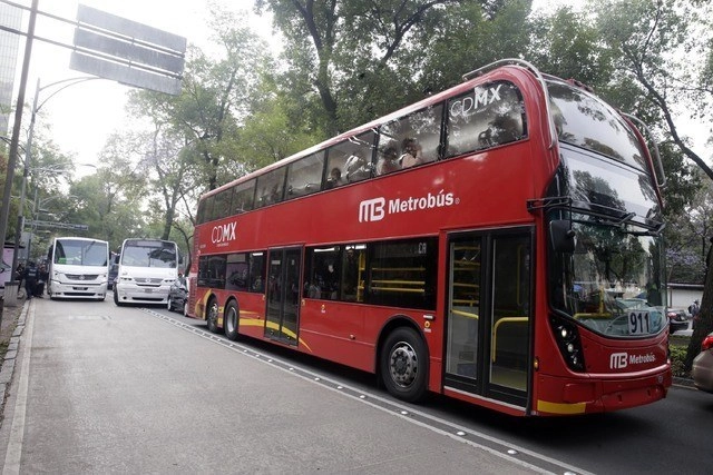 Metrobús recorriendo las calles de Av. Reforma. Foto Jesús Villaseca /Archivo