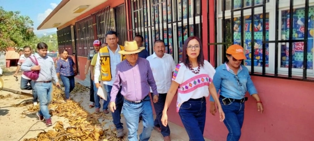 La titular de la SEP, Leticia Ramírez ha supervisando la reactivación de escuelas de los tres niveles educativos en Acapulco y Coyuca de Benítez. Foto SEP