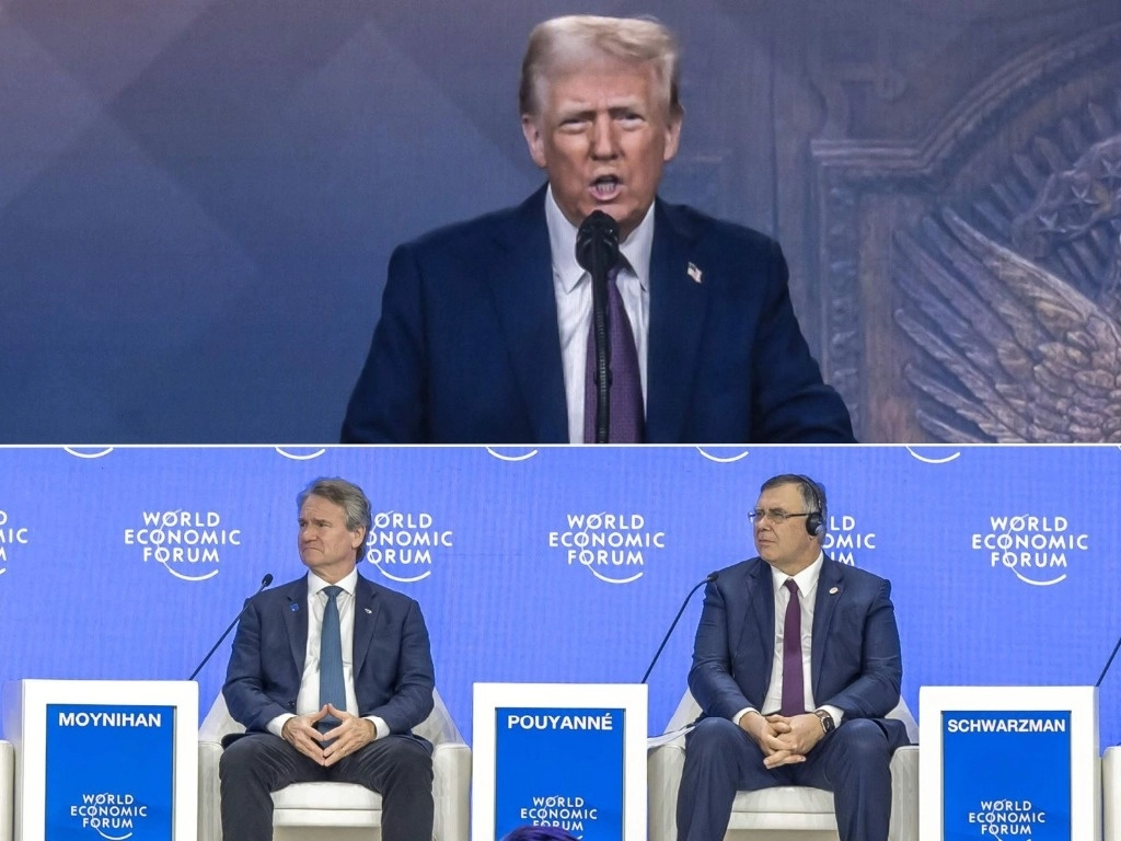 El mandatario participó ayer en el foro económico que se realiza en Suiza por medio de una videoconferencia, en la que advirtió a las empresas globales que si no fabrican sus productos en Estados Unidos, donde pueden gozar de los impuestos más bajos del mundo, tendrán que pagar aranceles que dejarán a su país cientos de miles de millones de dólares o incluso billones. Foto Afp