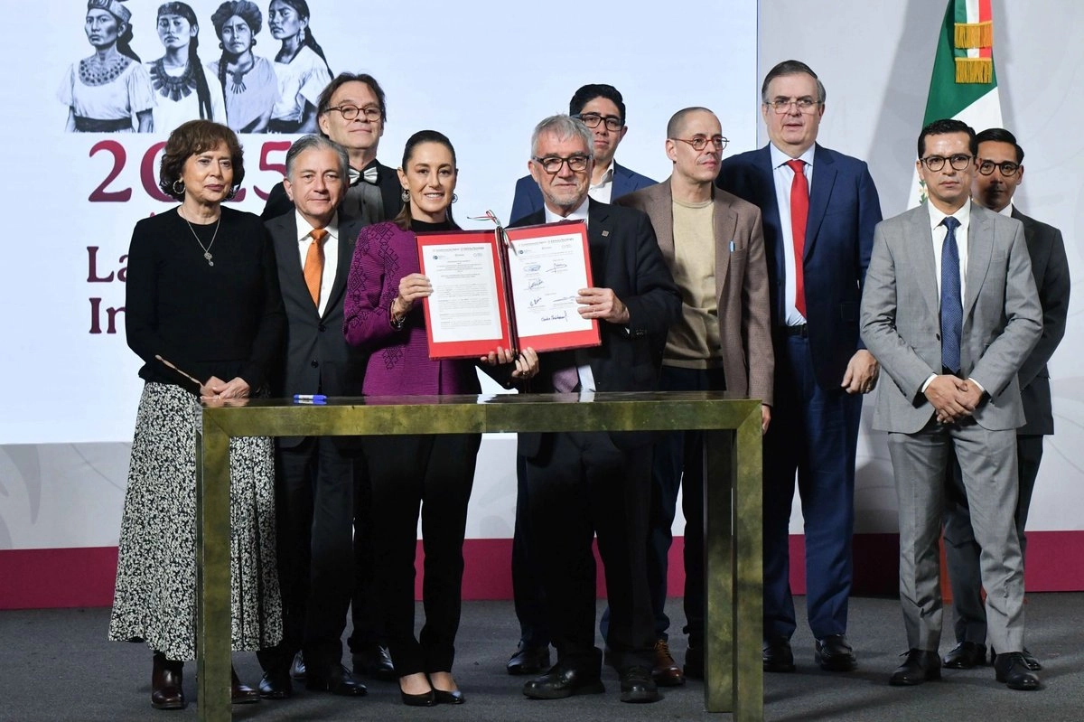 La presidenta Claudia Sheinbaum y Mateo Valero Cortés, director del Centro Nacional de Supercomputación de Barcelona, durante la conferencia matutina realizada en Palacio Nacional, el 19 de noviembre de 2025. Foto