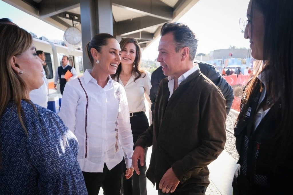 A su arribo a Jalisco la presidenta Sheinbaum fue recibida con abrazos, sonrisas y porras en el aeropuerto de Guadalajara por decenas de personas. Este sábado continuará su gira en Jalisco con la inauguración del tramo final de la autopista Guadalajara a Puerto Vallarta. Foto @PabloLemusN