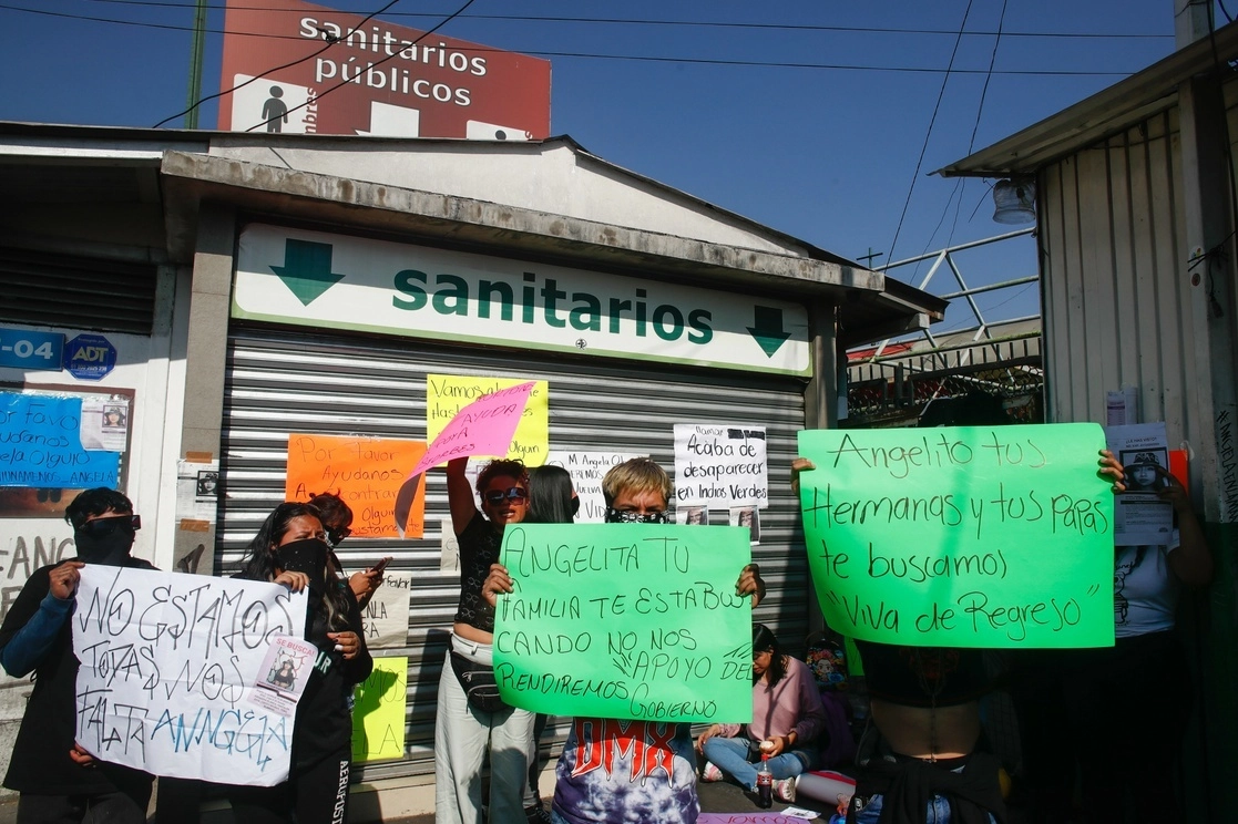 Familiares y amigos protestaron exigiendo la aparición de María Ángela Olguín, desaparecida en el paradero de Indios Verdes. Foto Víctor Camacho