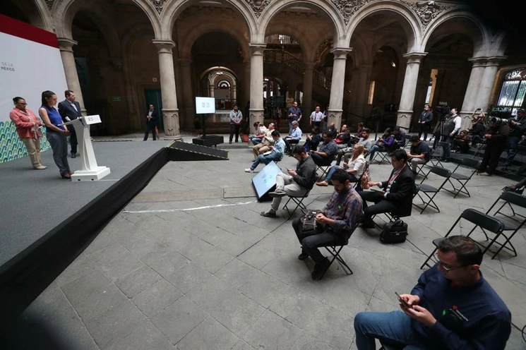 La jefa de Gobierno, Claudia Sheinbaum, anunció créditos de hasta diez mil pesos, sin tasa de interés, cuatro meses de gracia y a pagar en dos años. Foto José Antonio López 