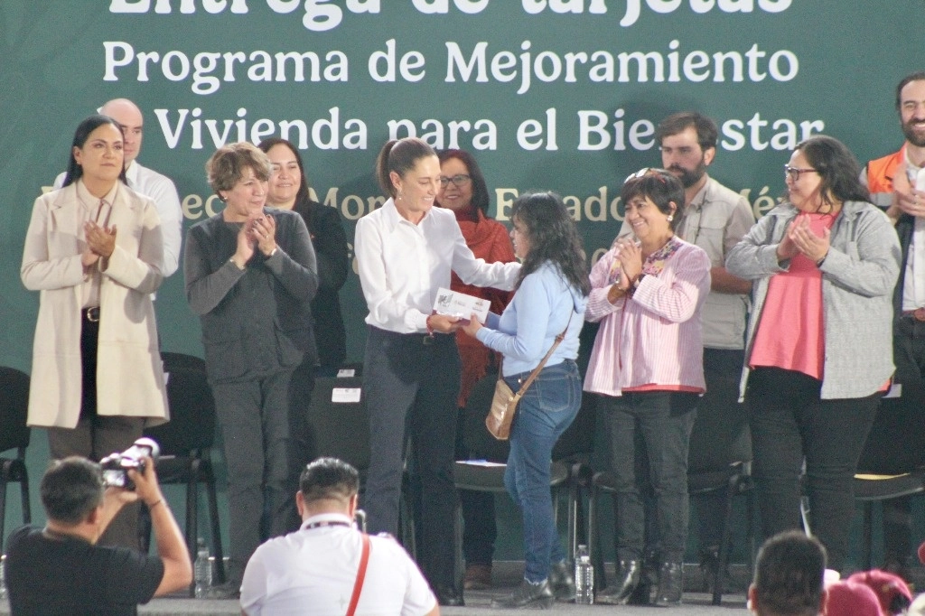 Con este evento, Claudia Sheinbaum cerró su gira de tres días por el oriente del estado de México, donde entregó siete mil tarjetas del programa de mejoramiento de vivienda. Foto Javier Salinas Cesáreo
