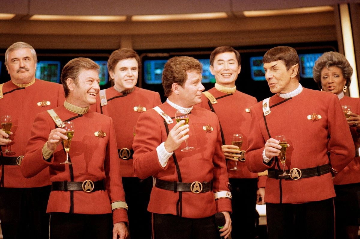 Ambientada en la Vía Láctea cientos de años en el futuro, 'Star Trek' sigue a la tripulación de la nave estelar USS Enterprise. Su viaje los lleva a, "ir audazmente donde ningún hombre ha ido antes", como William Shatner, quien interpretó al Capitán James T. Kirk, decía famosamente al inicio de cada episodio.