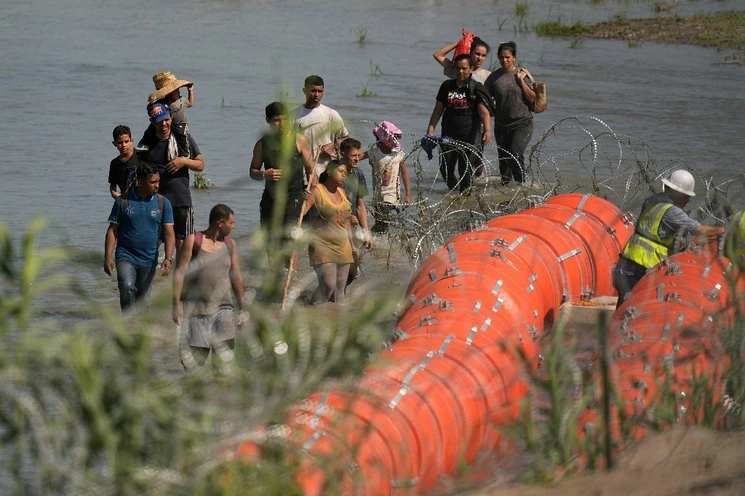 Boyas para usarlas como barrera fronteriza a lo largo de las orillas del Río Grande cerca de Eagle Pass, Texas, el martes 11 de julio de 2023. Foto Ap