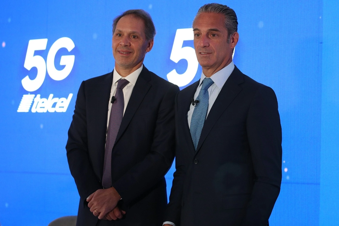 Daniel Hajj, director general de Telcel, y Carlos Slim Domit, presidente de América Móvil. Foto María Luisa Severiano