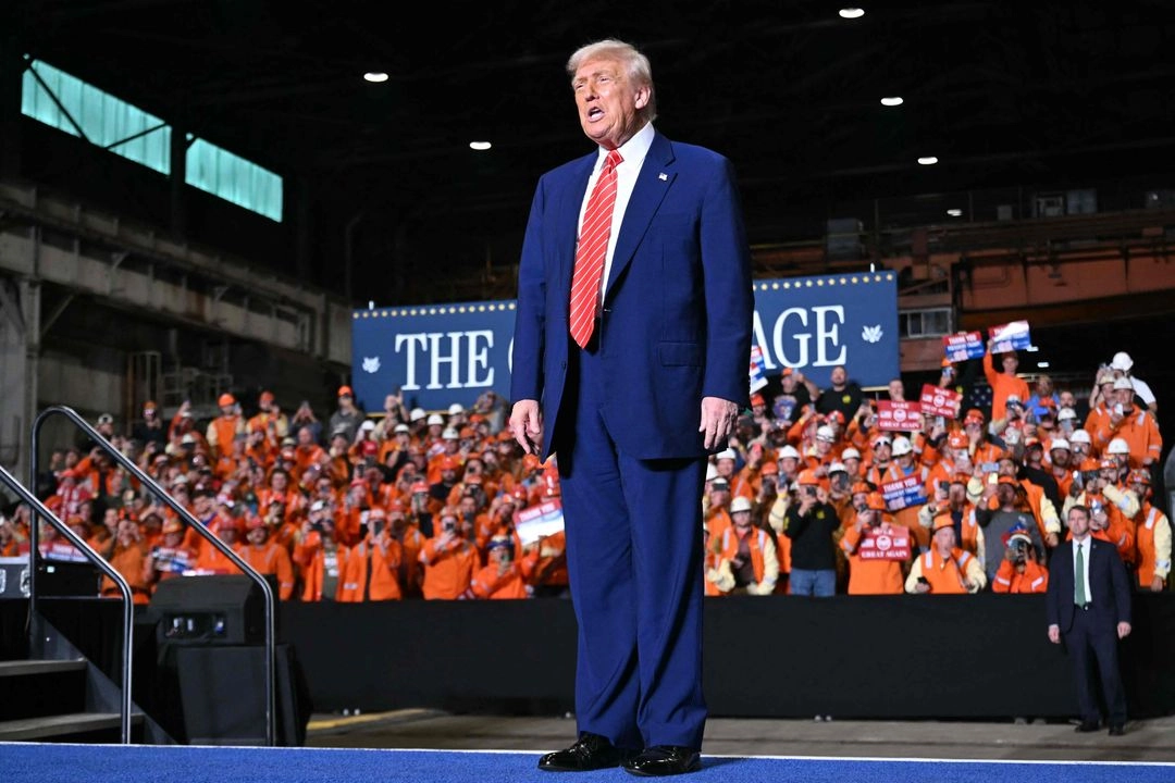El presidente de EU, Donald Trump, durante su visita a US Steel - Irvin Works en West Mifflin, Pensilvania, el 30 de mayo de 2025, donde conmemoró la asociación entre Nippon Steel y US Steel. 