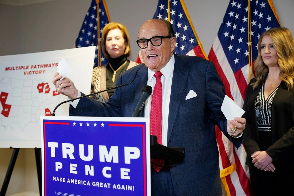 Rudy Giuliani, abogado personal del presidente Donald Trump, habla durante una conferencia de prensa en la sede del Comité Nacional Republicano en Washington, el 19 de noviembre de 2020. Foto Ap