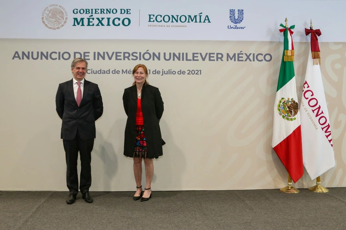 En presencia de Tatiana Clouhtier, secretaria de Economía, Reginaldo Ecclissato, presidente de Unilever México, enfatizó hoy en que esta cantidad se suma a los cuatro mil millones de pesos que invirtieron entre 2018 y 2020. Foto tomada del Twitter de @SE_mx