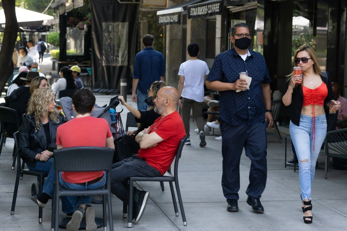 Comensales acuden a restaurantes y cafeterías ubicados en la calle Orizaba de la colonia Roma, en la Ciudad de México, el 4 de marzo de 2022. Foto Pablo Ramos