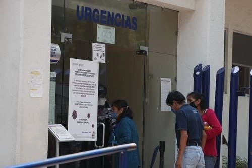 Afuera del INER hay optimismo entre familiares de pacientes internados en espera de noticias. Foto José Antonio López