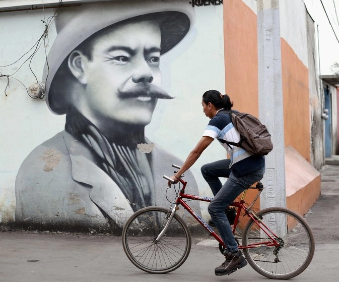 Imagen de "Pancho Villa" en calles de la Ciudad de México. Foto Luis Castillo