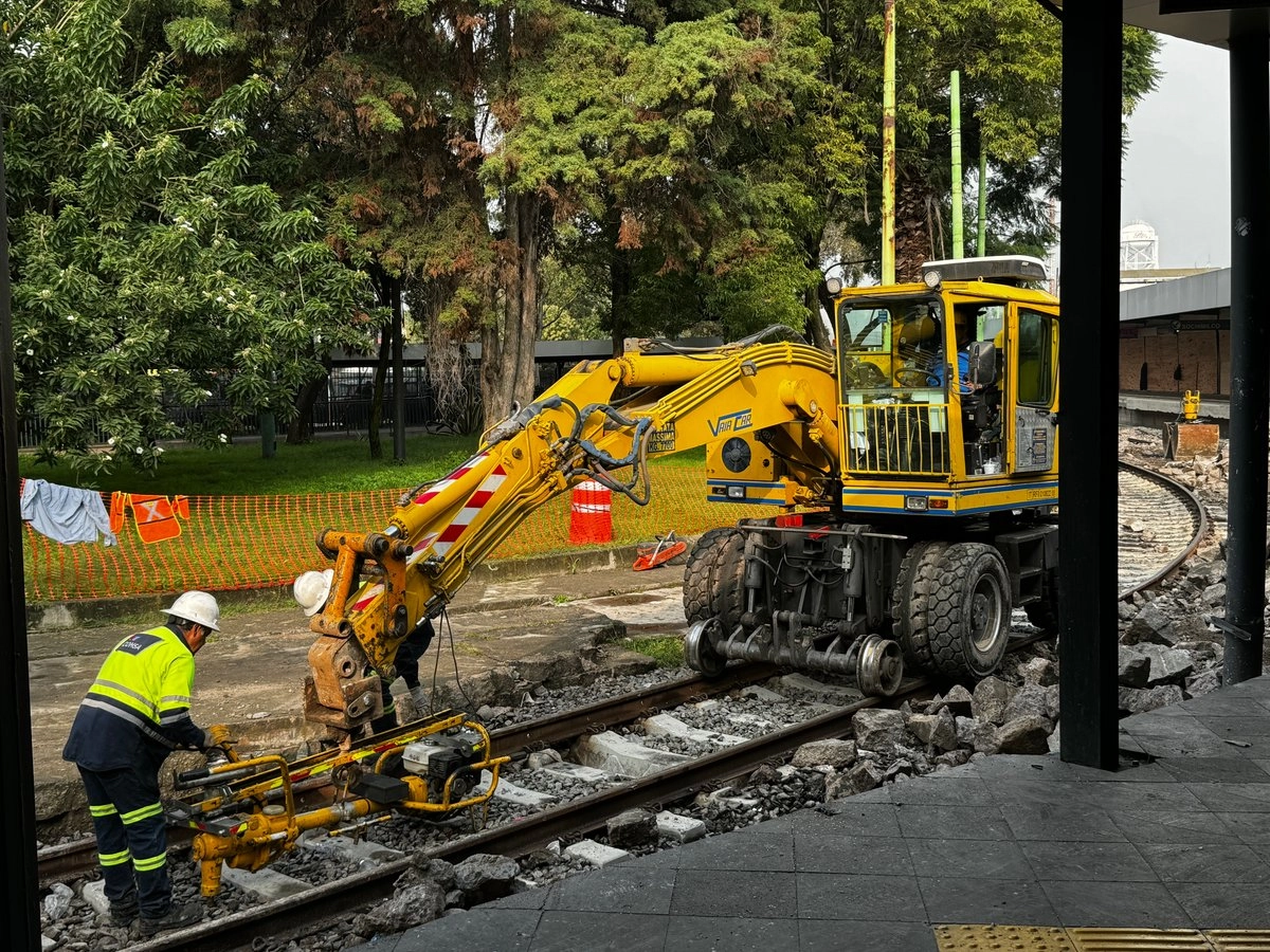 Aspectos de la remodelacion que se efectúa en la estacion del tren ligero Taxqueña; se informó que del 20 de octubre hasta el 2 de abril de 2026, serán cerradas de forma escalonada seis estaciones de este medio de transporte para trabajos de adecuación estructural de techumbres. Foto 

