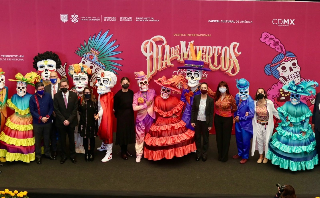 La jefa del Gobierno capitalino, Claudia Sheinbaum, durante la presentación de la celebración internacional del "Desfile del Día de Muertos 2021. Celebrando la vida" en el Museo de la Ciudad de México, el 11 de octubre de 2021. Foto Luis Castillo