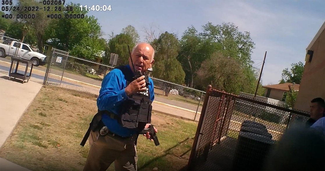 En la imagen se observa a Mariano Pargas, quien estaba al frente del departamento de policía de Uvalde, Texas, durante la masacre ocurida en la primaria Robb, el pasado 24 de mayo. Foto Ciudad de Uvalde vía Ap