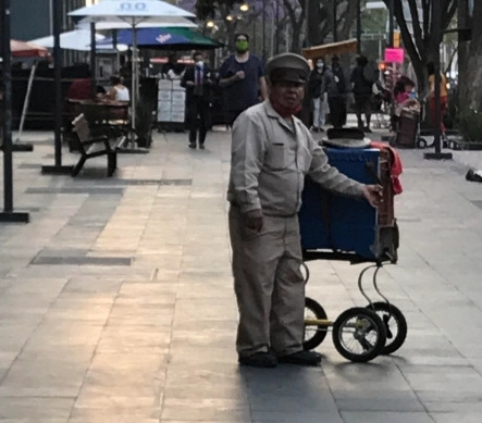 Un organillero en el Centro Histórico de la Ciudad de México. Foto Bertha Teresa Ramírez /Archivo