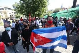 Integrantes de la Asociación de Cubanos Residentes en México “José Martí”, del Movimiento Mexicano de Solidaridad con Cuba y de otras organizaciones se concentran en torno a la delegación diplomática, el 15 de noviembre de 2021. Foto Luis Castillo