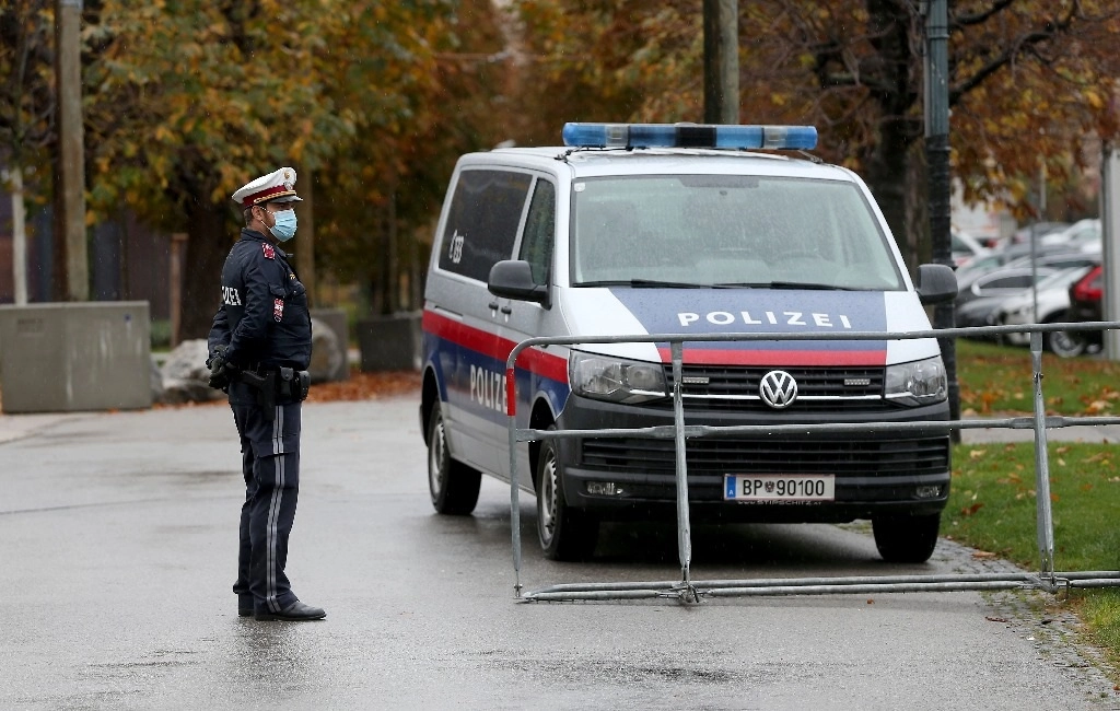 Un oficial de policía vigila  la zona del centro de Viena en Austria. Foto Ap