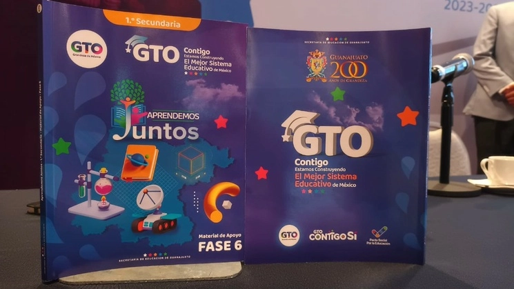 Cuadernillos de Matemáticas y Español que imprimió la Secretaria de Educación de Guanajuato. Foto Carlos García