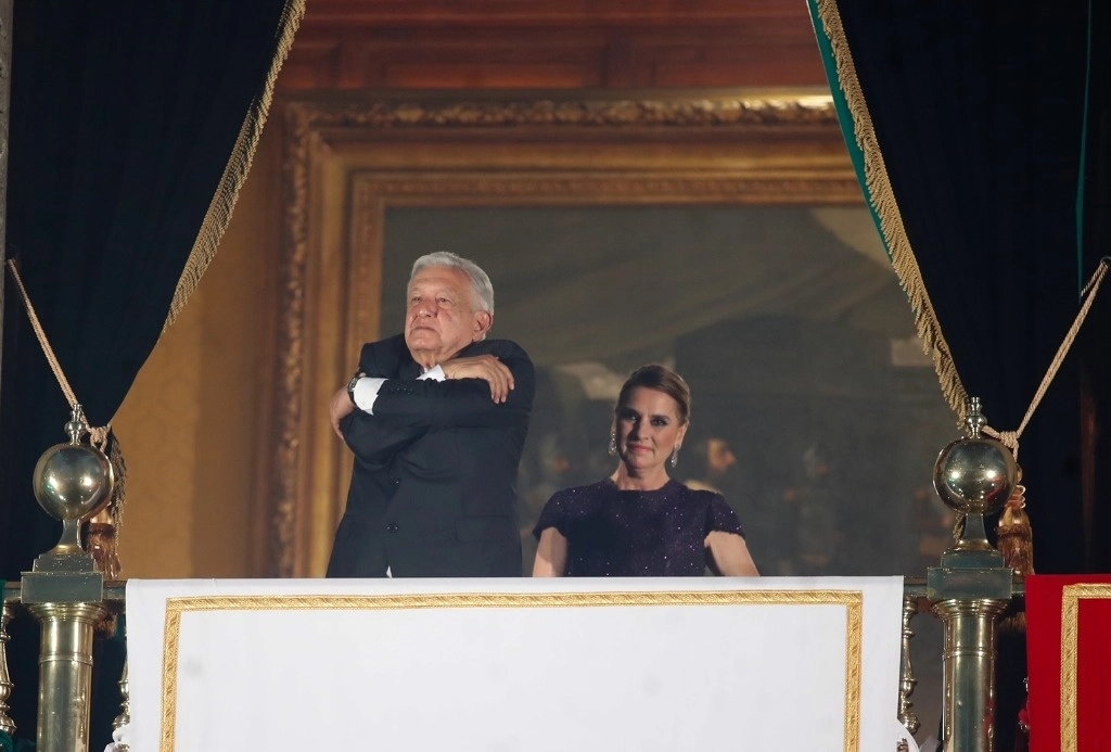 El presidente Andrés Manuel López Obrador agradeciendo el cariño de la gente reunida en el Zócalo, el pasado 15 de septiembre. Foto Cristina Rodríguez