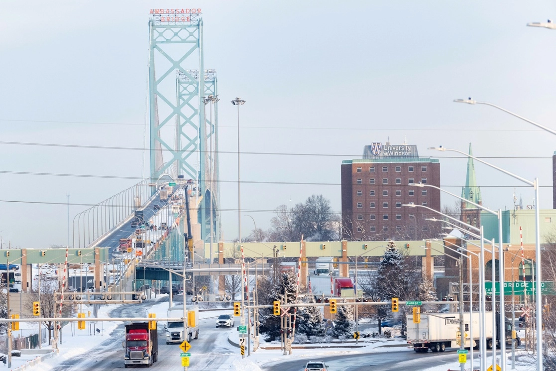 El puente Ambassador en Windsor, Ontario, tras los bloqueos de manifestantes contra el pasaporte de vacunación, el 14 de febrero de 2022. Foto Ap