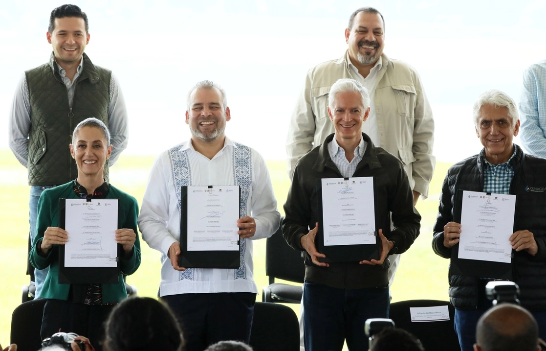 En la firma del acuerdo en Zitácuaro estuvieron con la jefa de Gobierno los mandatarios de Michoacán y del estado de México, Alfredo Ramírez Bedolla y Alfredo del Mazo, así como el director general de la Conagua, Germán Arturo Martínez Santoyo. Foto ‘La Jornada’