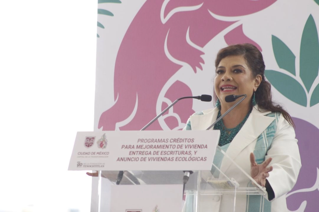 Clara Brugada en un acto de entrega de programas sociales este jueves 26 de junio. Foto