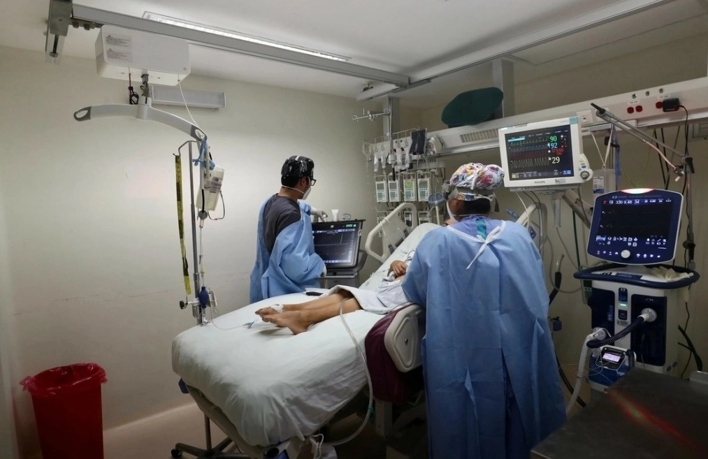 Atención a un paciente en un hospital de la Ciudad de México. Foto Luis Castillo /Archivo