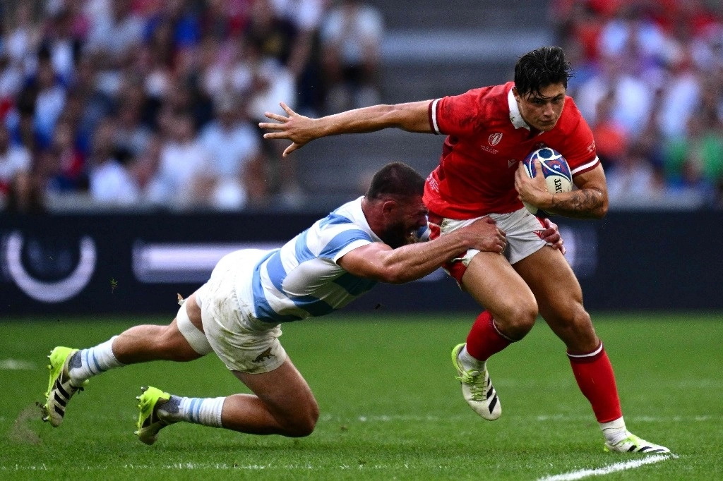 El ala de Gales Louis Rees-Zammit (R) es abordado por el ala de Argentina Marcos Kremer durante el partido de cuartos de final de la Copa Mundial de Rugby Francia 2023 entre Gales y Argentina en el Stade Velódromo de Marsella, sureste de Francia, el 14 de octubre , 2023. Foto Afp

Foto Afp