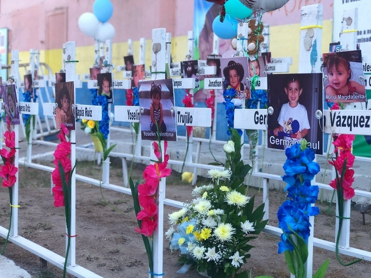 Memorial de las víctimas frente a  los restos de la Guardería ABC en Hermosillo, Sonora. Foto 'La Jornada'