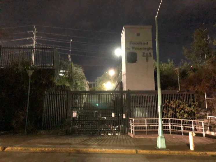 Alumnas en paro de la Facultad de Psicología de la Universidad Nacional Autónoma de México anunciaron que ampliarán por tiempo indefinido la suspensión de actividades, que en principio terminaría ayer mismo. Foto Víctor Camacho