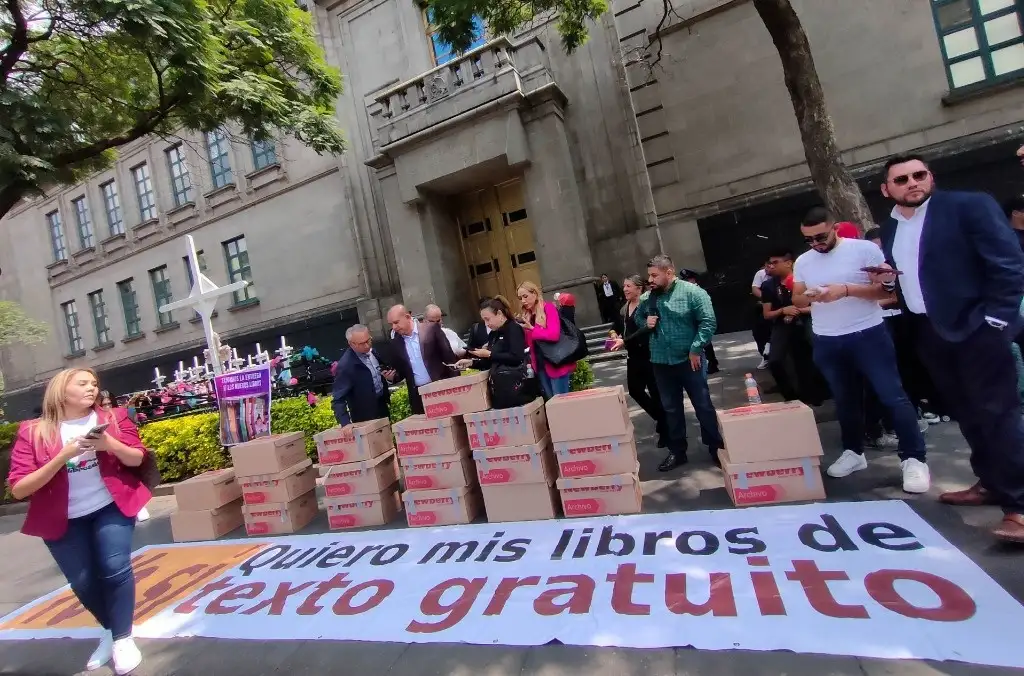 Maestros, diputados locales y padres de familia de Chihuahua se manifestaron el pasado 4 de octubre afuera de la SCJN para exigir la distribución de los libros de texto gratuito en su estado, luego de que la gobernadora María Eugenia Campos promovió un amparo para impedir su distribución. Foto Cuartoscuro