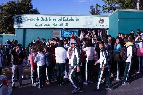 Entrada principal del plantel número uno del Colegio de Bachilleres de Zacatecas, en paro por falta de pago de aguinaldos a maestros y trabajadores en 2017. Foto Alfredo Valadez/ archivo