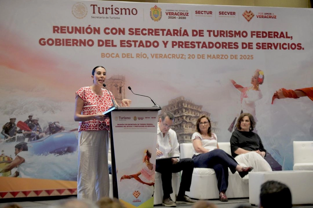 La titular de la Secretaría de turismo federal, Josefina Rodríguez durante su gira por Veracruz. Foto