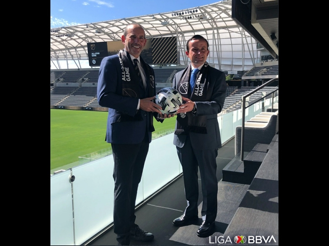 En una conferencia con Don Garber (izquierda), comisionado de la MLS, Mikel Arriola, presidente de la Liga Mx, aseguró que el duelo es parte de una estrategia para un crecimiento en conjunto, el 9 de junio de 2021. Foto tomada del Twitter de @LigaBBVAMX