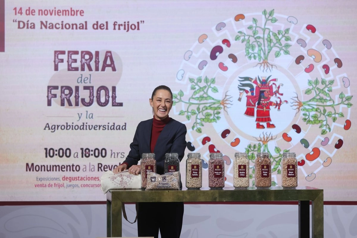 La presidenta Claudia Sheinbaum durante la presentación de la Feria Nacional del Frijol, que se llevará a cabo hoy y mañana en el Monumento a la Revolución. Imagen del 14 de noviembre de 2025. Foto 