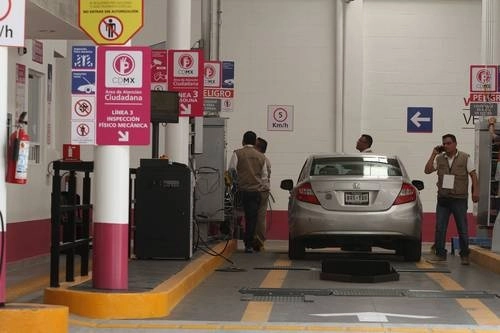 Un verificentro en funciones en la Ciudad de México. Foto María Luisa Severiano/ archivo