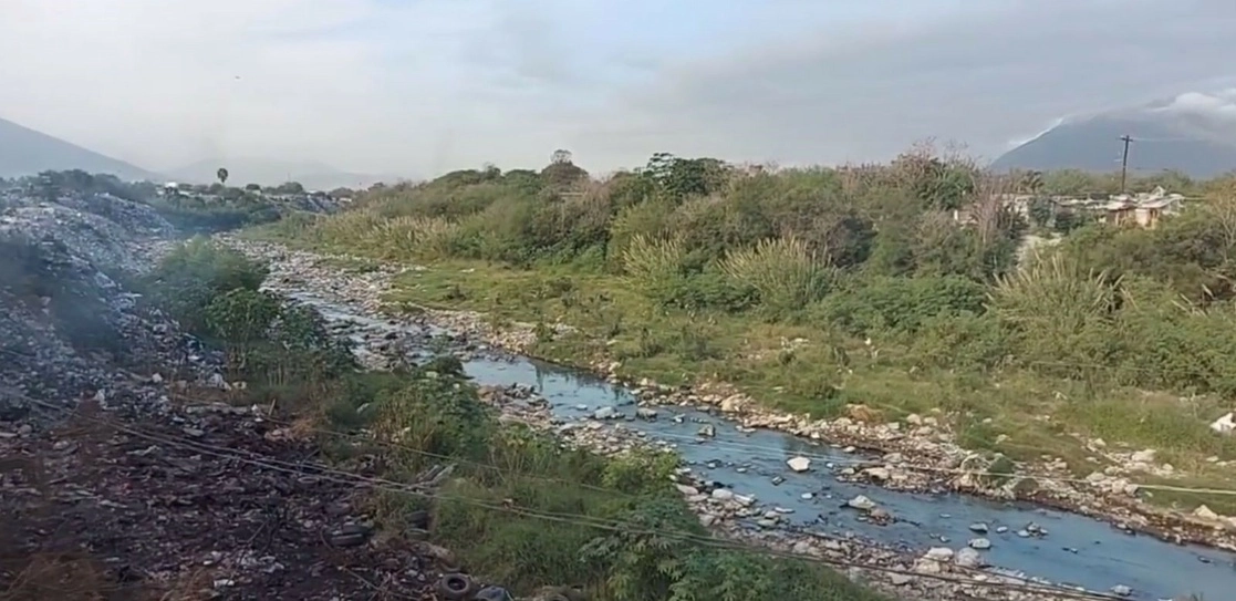 El alcalde de Monterrey, Luis Donaldo Colosio, y su homólogo de Escobedo, Andrés Mijes, acordaron hoy endurecer las multas contra las personas que sean sorprendidas tirando basura en áreas naturales, en este caso las riberas del río Pesquería. Foto tomada de un video difundido a través del Facebook de @mtygob 