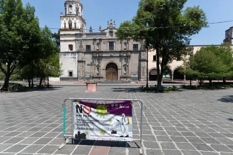 El acceso al atrio de la iglesia de San Juan Bautista, en el centro de Coyoacán, fue cerrado por la pandemia de Covid-19. Foto Cristina Rodríguez / Archivo