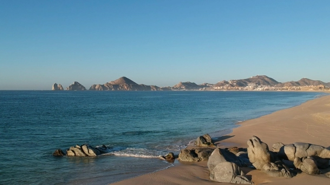 Debido a que se redujo el número de casos de Covid-19, el gobierno de Baja California Sur anunció la reapertura de playas en Los Cabos. Foto La Jornada
