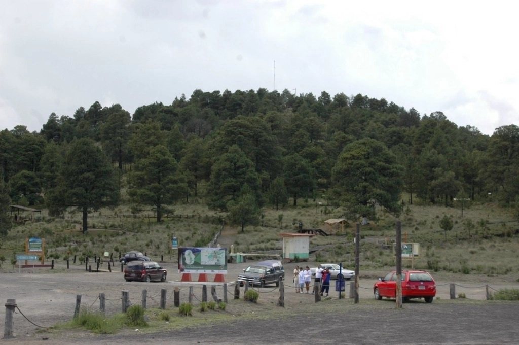 El Parque Nacional Izta-Popo camino a los volcanes Iztaccíhuatl y Popocatépetl que comunican con el paso de Cortés. Foto Cuartoscuro / Archivo