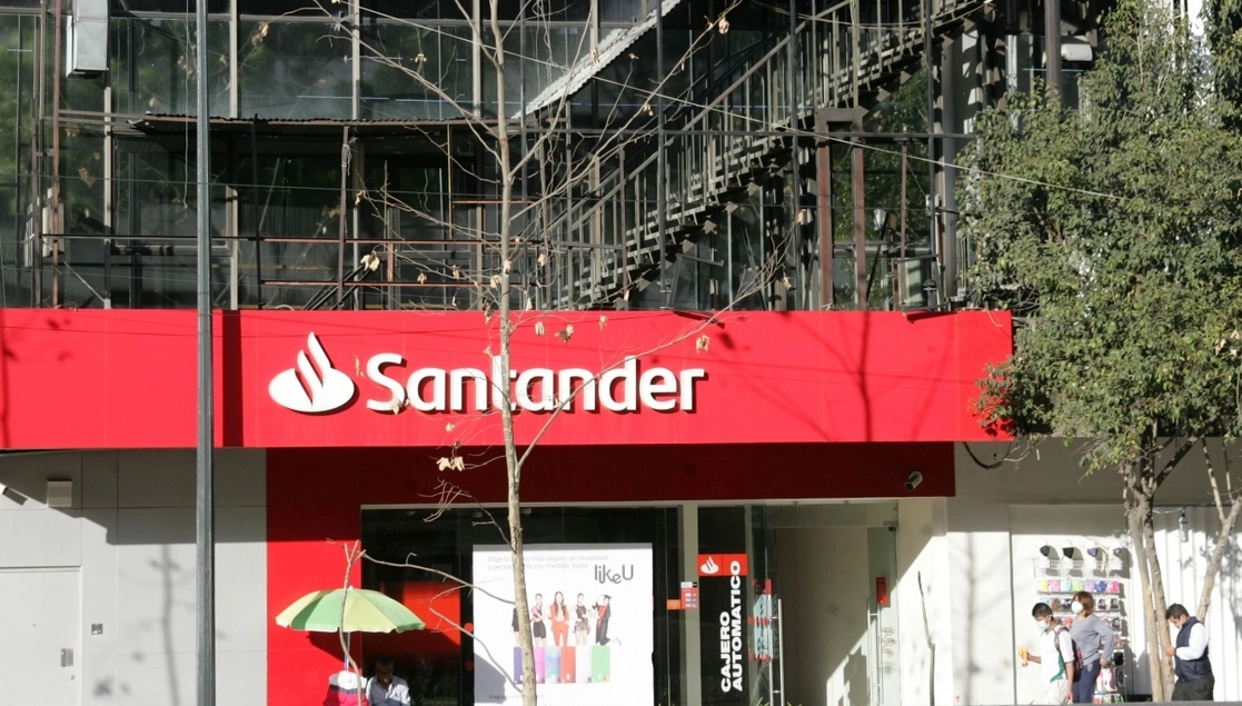 Sucursal bancaria de Santander en Ciudad de México. Foto Roberto García Rivas / Archivo