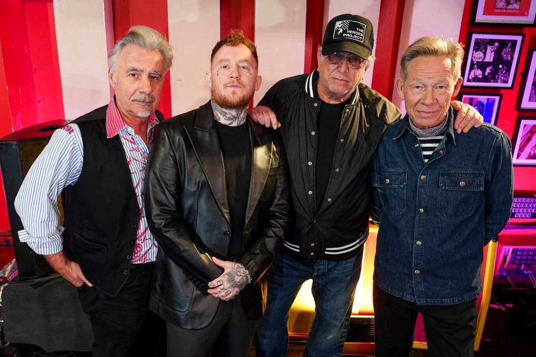 Glen Matlock, izquierda, Frank Carter, Steve Jones y Paul Cook, de los Sex Pistols posan en la fotografía en Londres, el viernes 21 de marzo de 2025. 