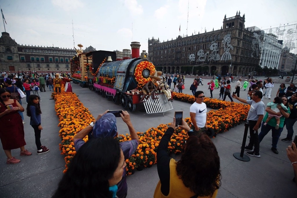 La suspensión del 3 de noviembre se suma a la del día 2, marcada en el calendario escolar. En la imagen, capitalinos acuden a la mega ofrenda de Día de Muertos en el Zócalo capitalino. Foto Cristina Rodríguez