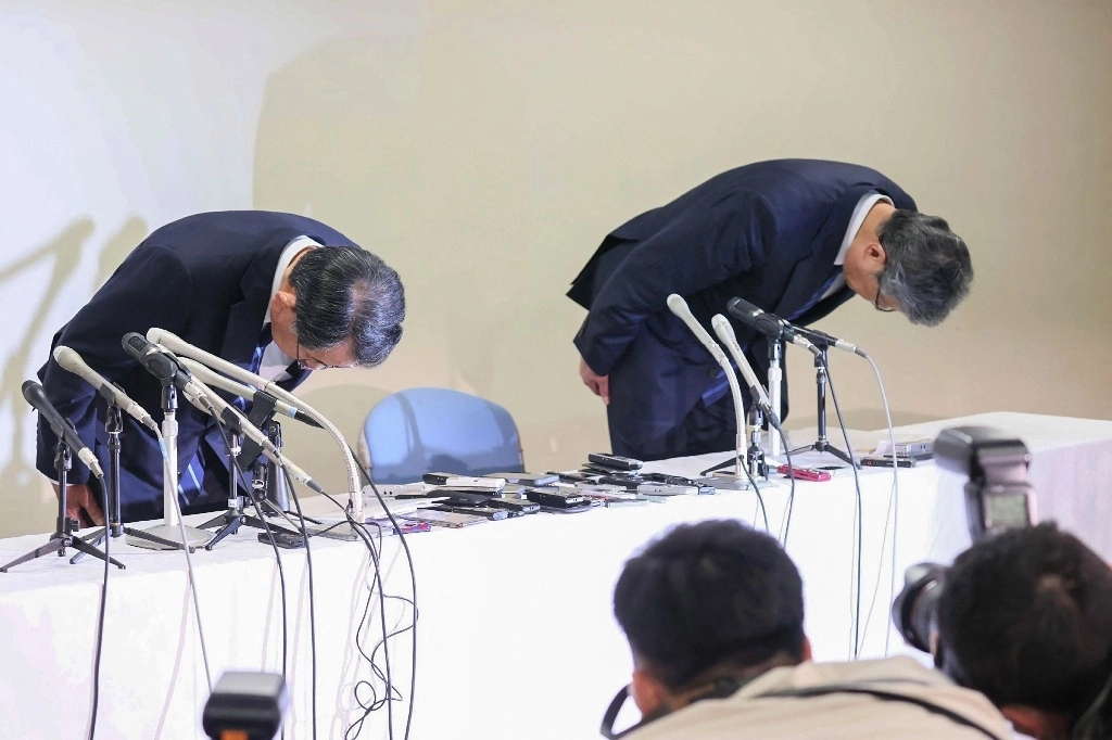 Los miembros del Partido Liberal Democrático (PLD), Tsuyoshi Takagi (der.) y Ryu Shionoya se disculpan al comienzo de una conferencia de prensa en la sede del partido en Tokio, el 19 de enero de 2024, luego de que fiscales japoneses acusaron a ocho personas, incluidos los dos legisladores, por un escándalo de financiación en el que tres de sus facciones más importantes dijeron que se estaban disolviendo. Foto Afp

